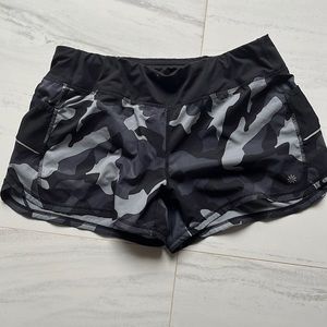 Athleta lined stretchy camo shorts LIKE NEW